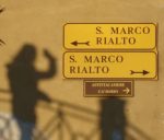 左を指す道路標識には「S・マルコ・リアルト」とあり、その下にも右を指す「S. Marco Rialto」の道路標識がある。"S. Marco Rialto", below it another street sign reading "S. Marco Rialto" points to the right. 